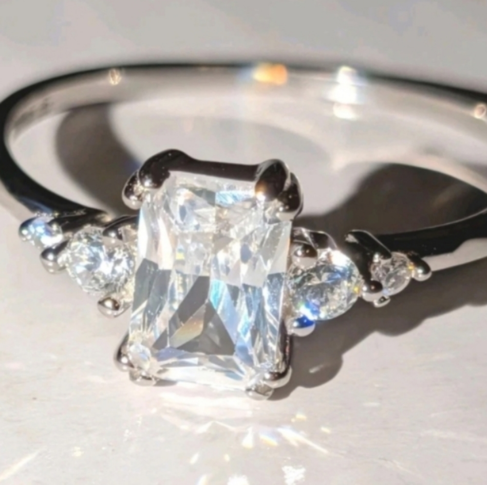 Ladies Elegant 925 Sterling Silver Ring Sz 5